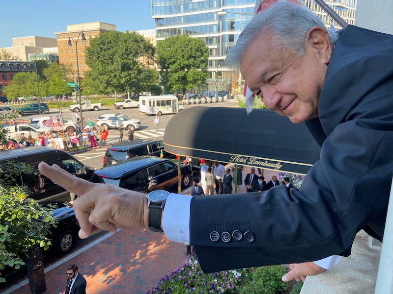 Desde su balcón en el Hotel Lombardy, de  Washington D.C., el presidente saludó a migrantes que le llevaron serenata y manifestaciones de apoyo.