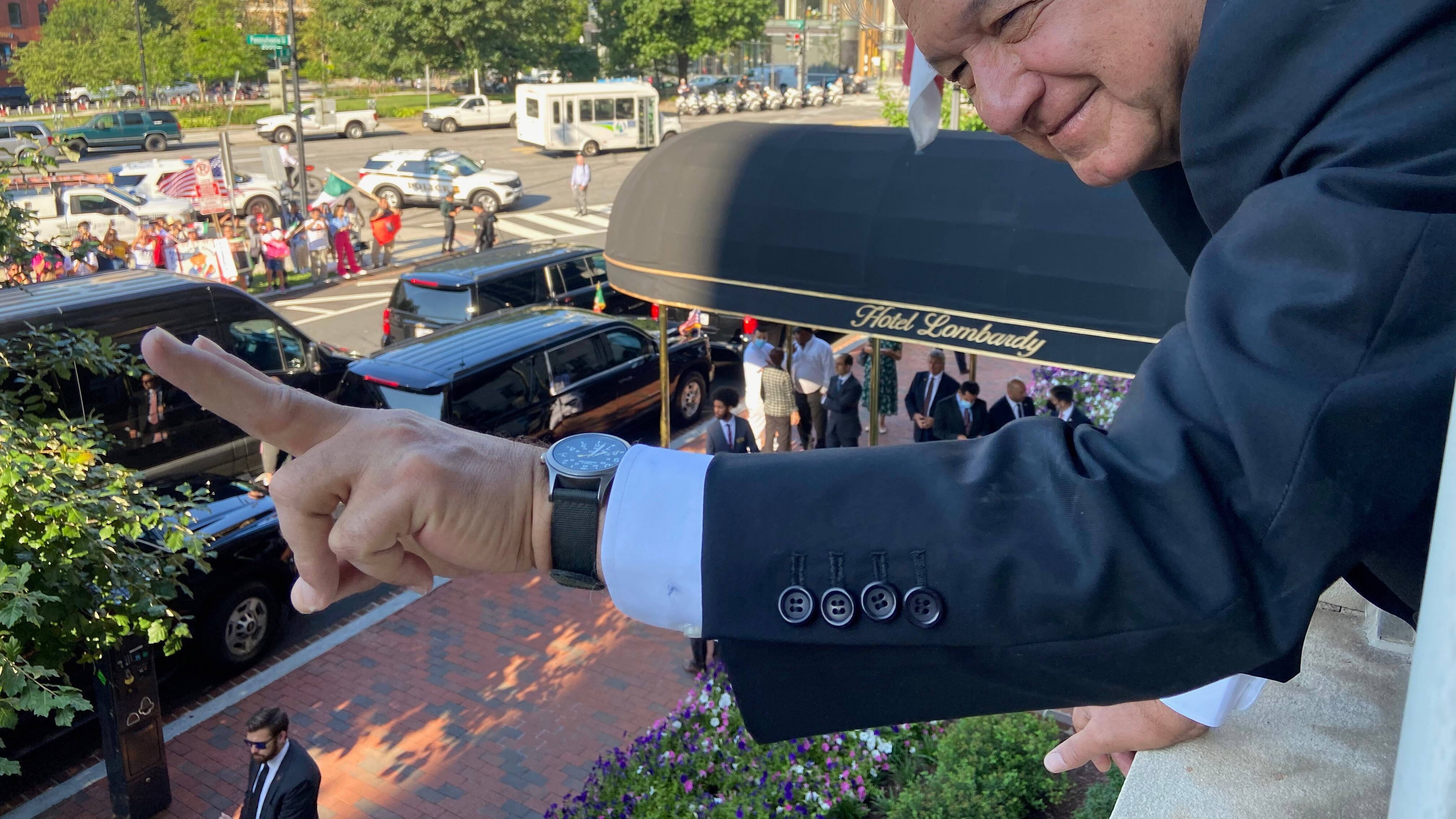 Desde su balcón en el Hotel Lombardy, de Washington D.C., el presidente saludó a migrantes que le llevaron serenata y manifestaciones de apoyo.