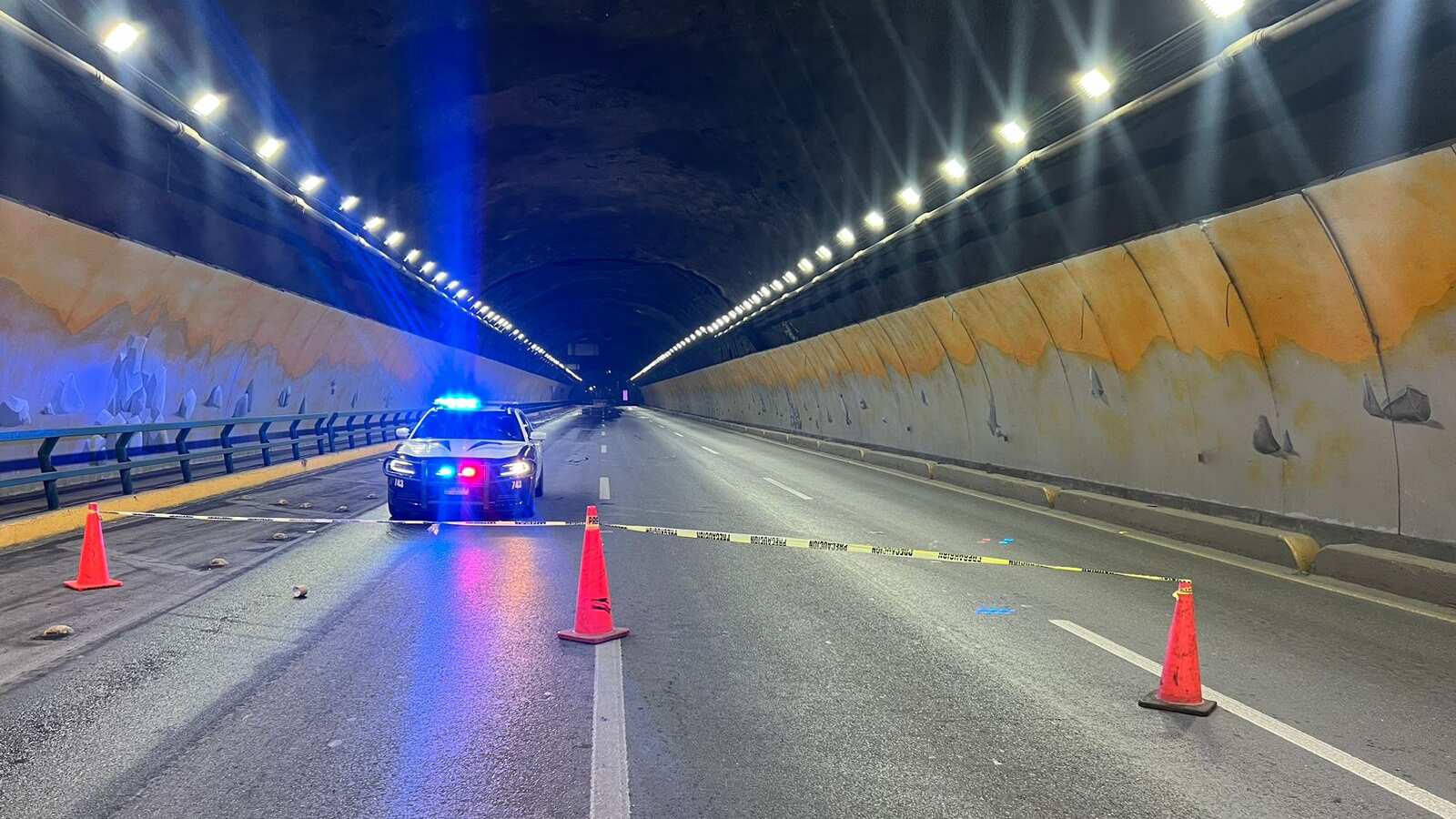 Ya solamente queda un carril abierto de San Pedro a Monterrey.