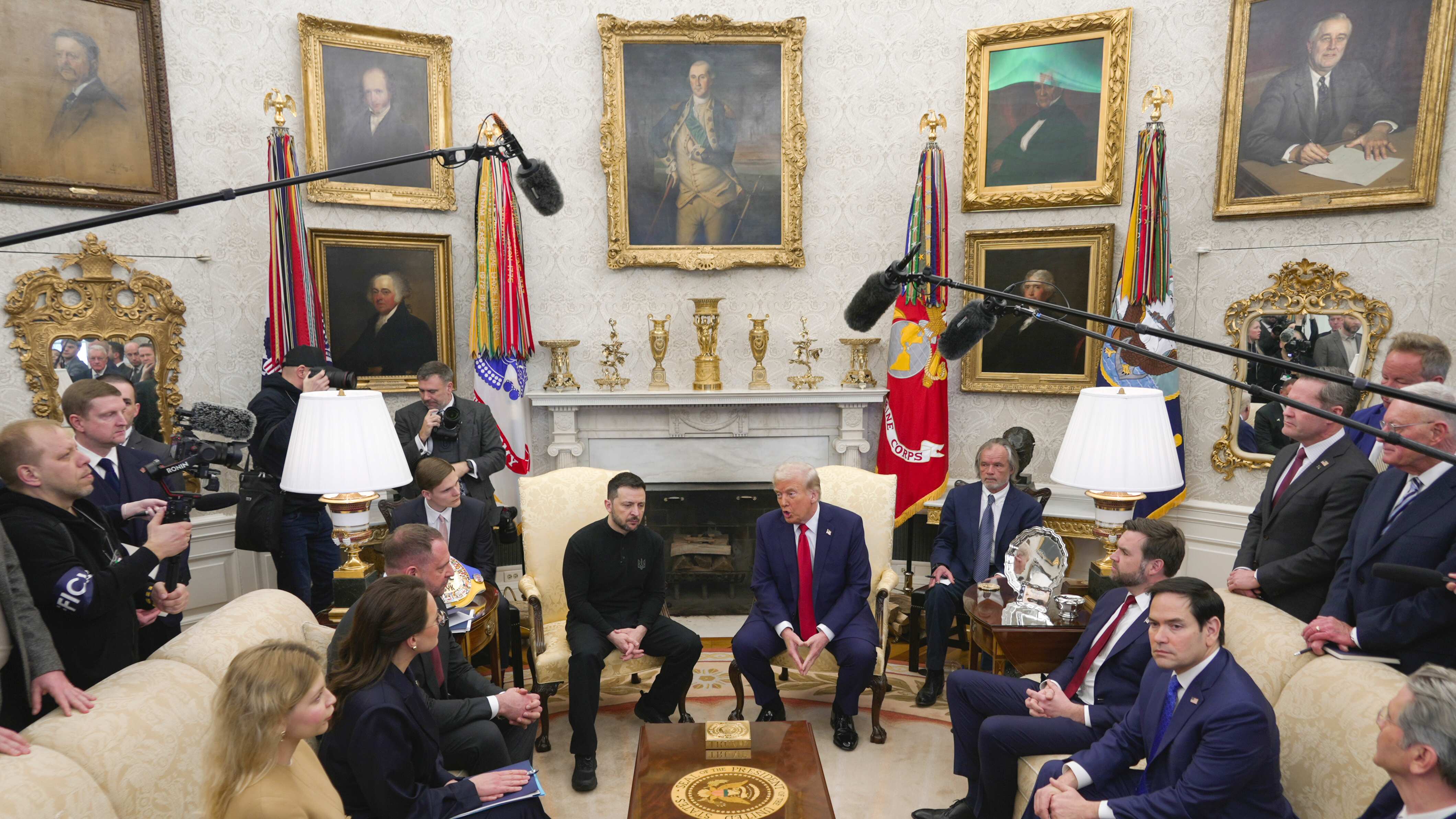 El presidente Donald Trump, derecha, se reúne con el mandatario ucraniano Volodymyr Zelenskyy en el Despacho Oval de la Casa Blanca, el viernes 28 de febrero de 2025, en Washington. (AP Foto/Mystyslav Chernov)