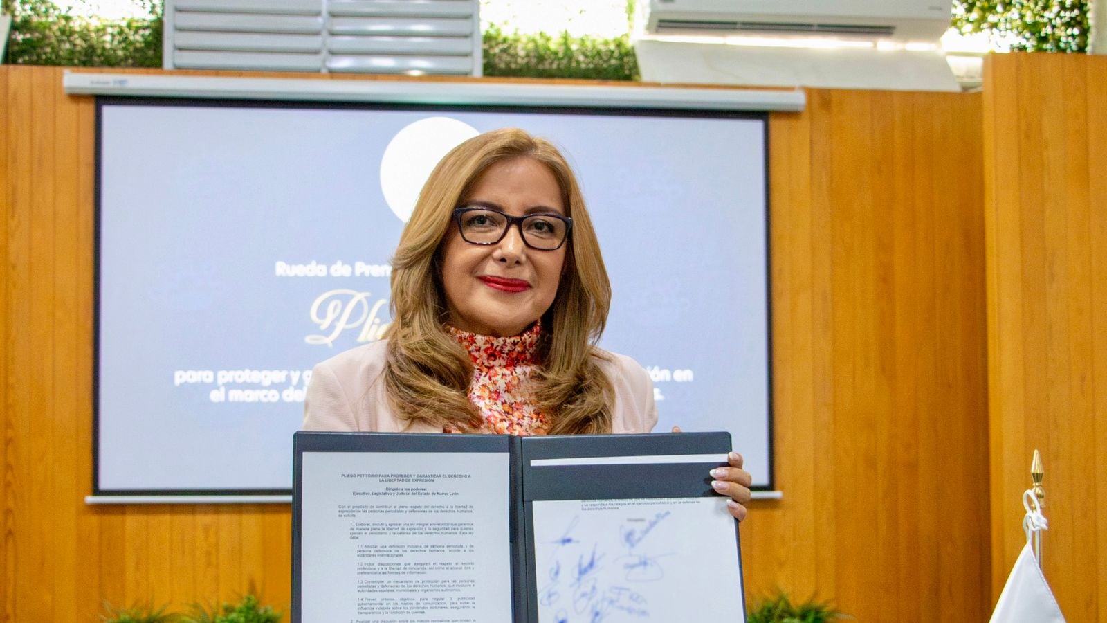 Olga Susana Méndez Arellano firmó el Pliego Petitorio junto a un grupo de periodistas locales.