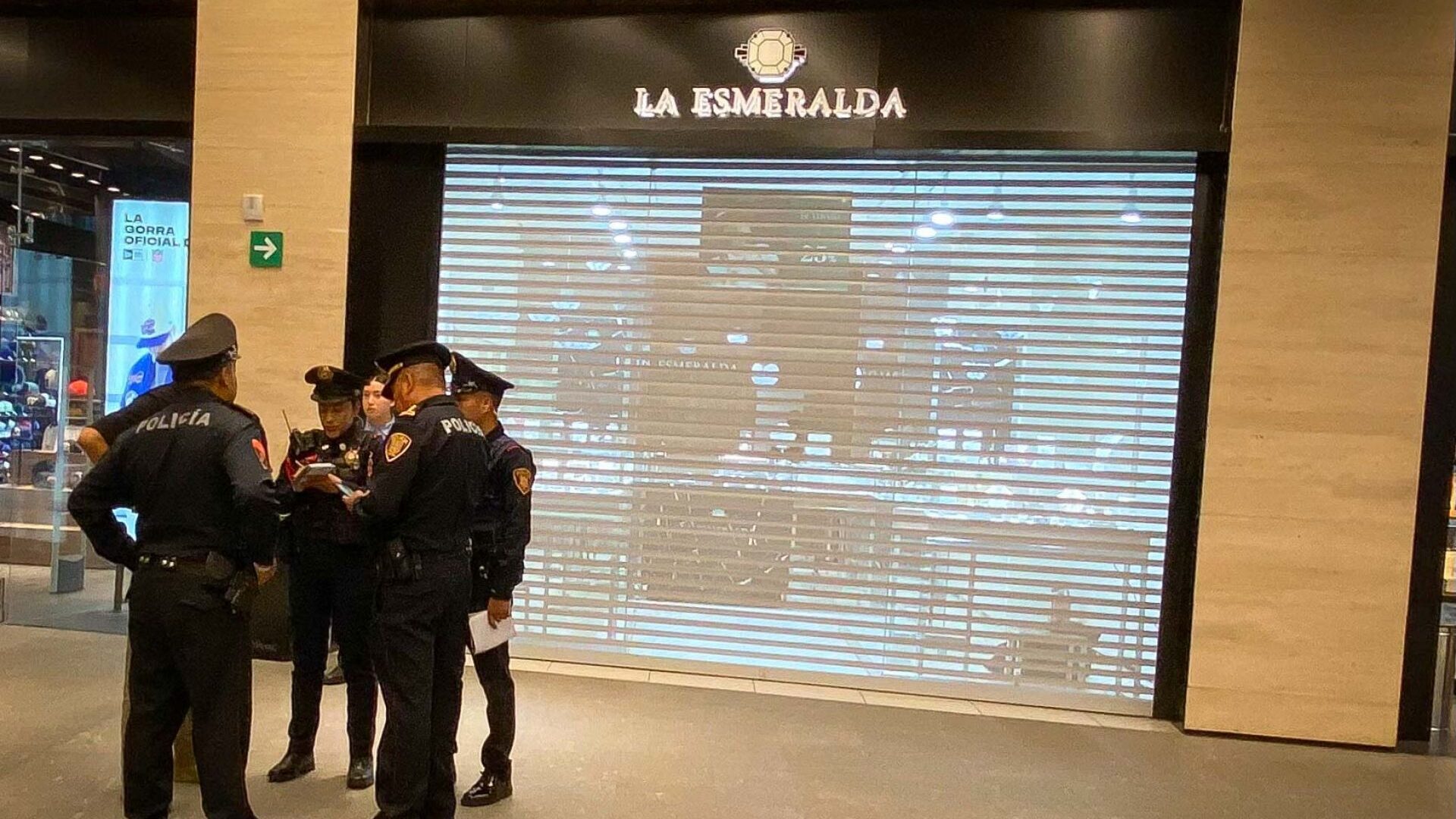 Después del ataque un guardia de seguridad resultó herido por esquirlas y un empleado se golpeó la cara cuando intentaba resguardarse en la joyería.