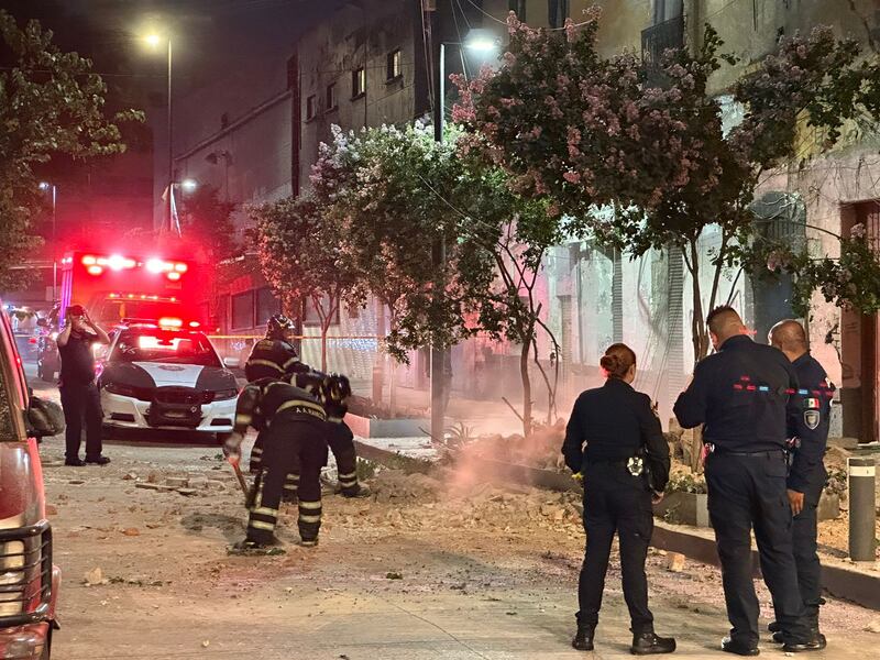 Edificio se derrumba en la colonia Guerrero por daños tras sismo