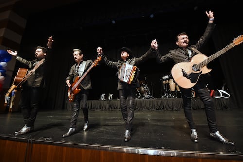 YouTubers argentinos se hicieron virales por reaccionar a “El Niño y La Boda” de “Los Tigres del Norte”