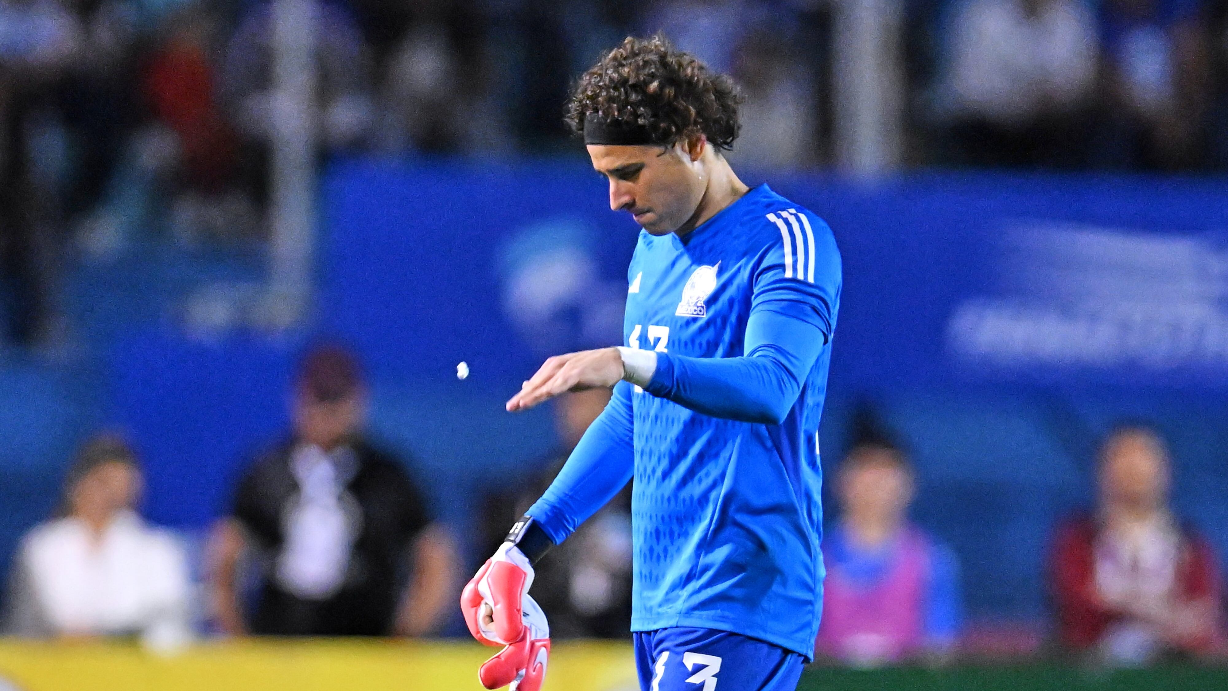 Guillermo Ochoa abandonó el juego contra Honduras.