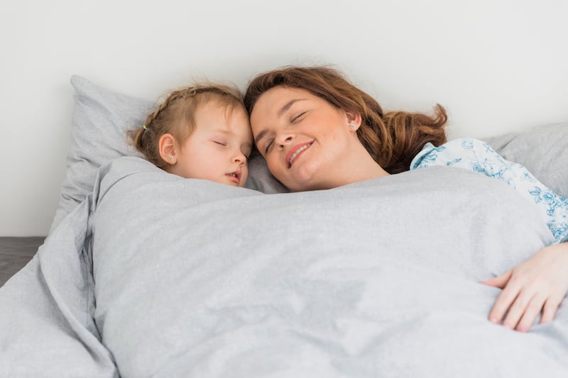 Esta tecnología optimiza el descanso mediante sensores inteligentes, ideal para madres con un estilo de vida activo