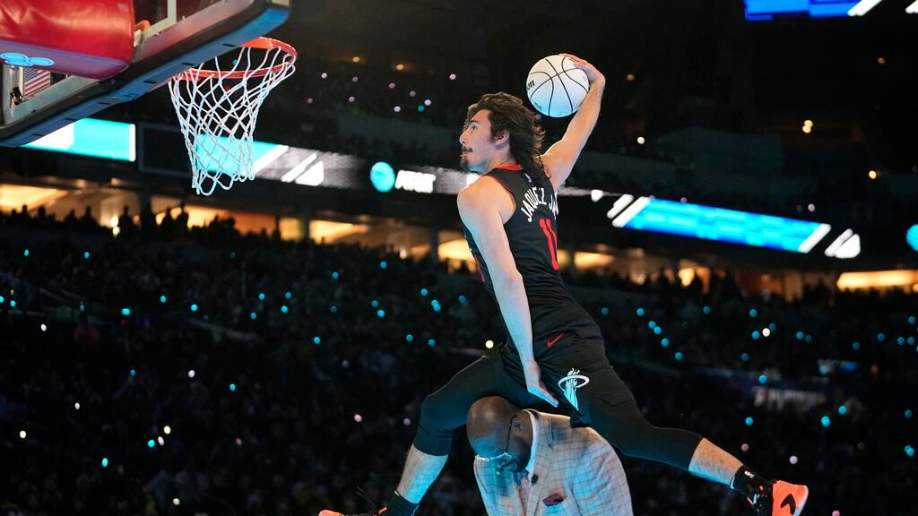 Jaime Jáquez hizo un increíble salto sobre Shaquille O’Neal.