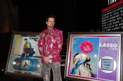 El cantante y compositor venezolano fue sorprendido con un disco Platino por su álbum EVA, Doble diamante y Triple Platino por su sencillo Ojos Marrones en el Teatro Metropólitan.