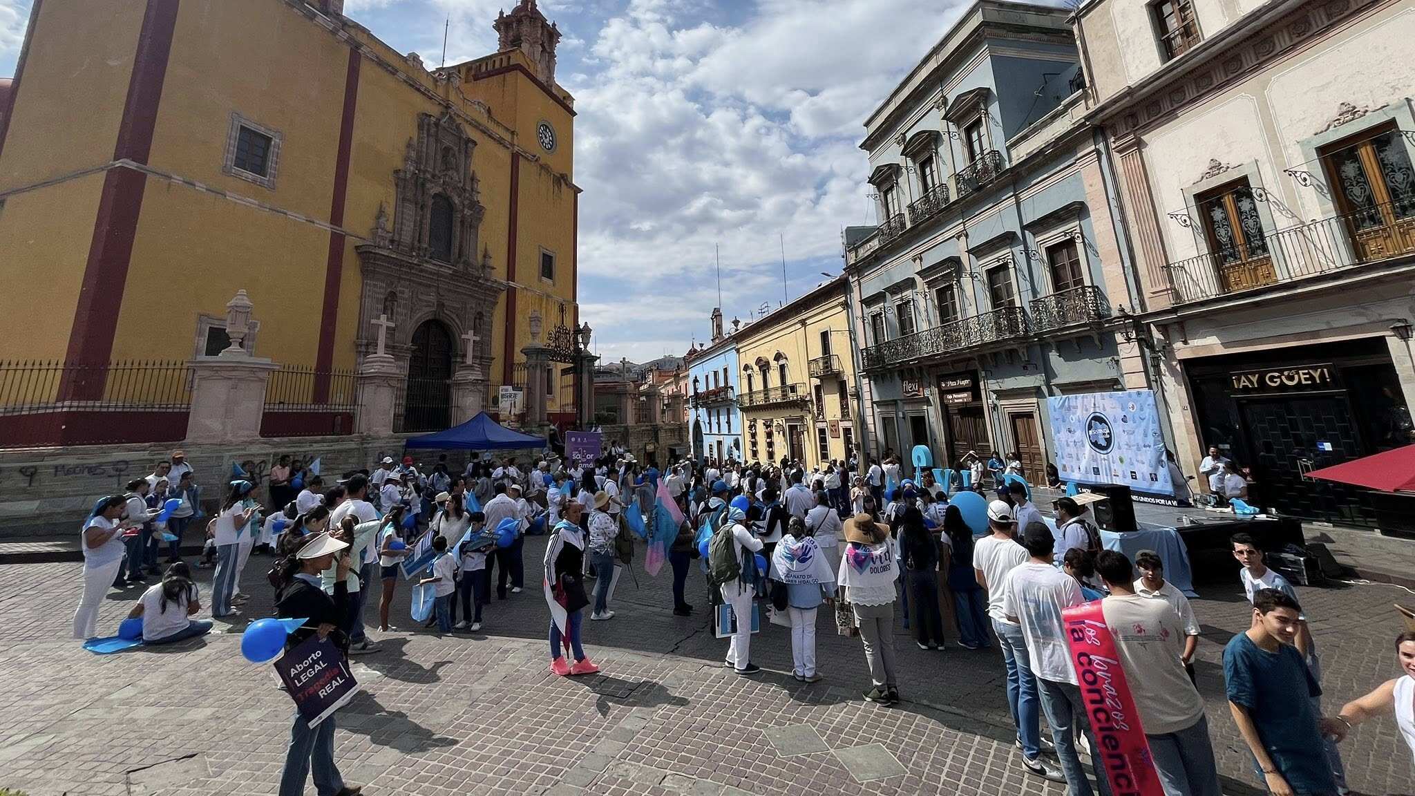 Manifestantes provida se congregaron en la Plaza de La Paz para expresar su rechazo a la despenalización del aborto en Guanajuato.