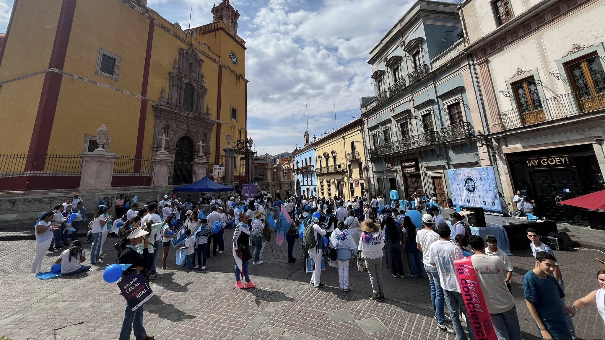 Manifestantes provida se congregaron en la Plaza de La Paz para expresar su rechazo a la despenalización del aborto en Guanajuato.
