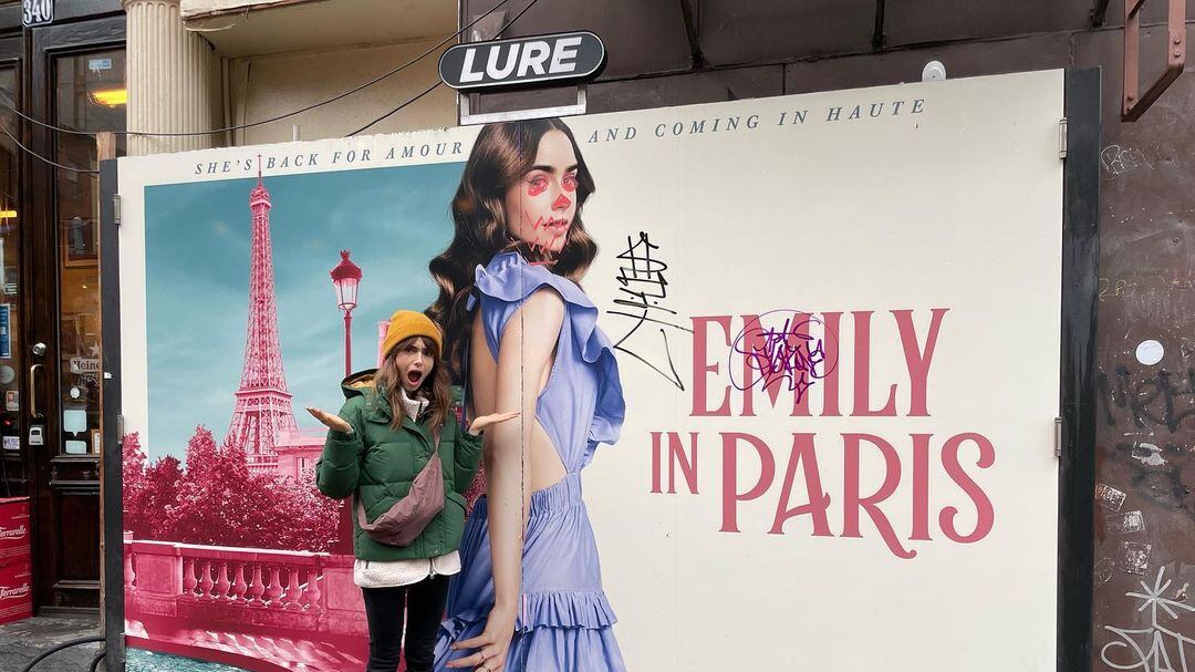 Lily Collins y su esposo Charlie McDowell supieron cómo sacarle provecho al daño que recibió el promocional de ‘Emily In Paris’ con un divertido video.