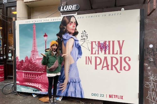 Violentaron una valla de ‘Emily In París’ y así reaccionó Lily Collins