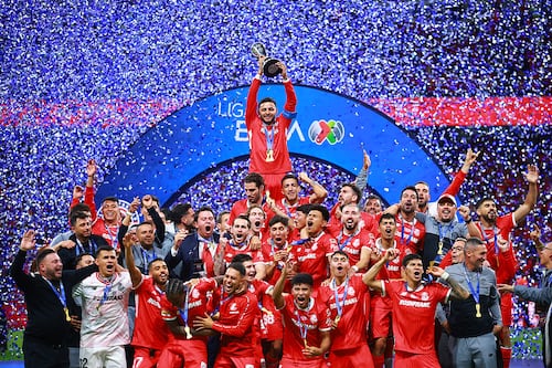 Reviven festejo de jugador del Toluca por tocar las partes íntimas de su compañero