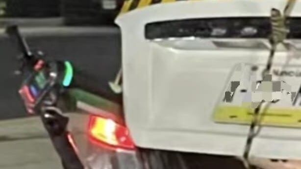 Un taxi fue grabado mientras transportaba en la cajuela un scooter.