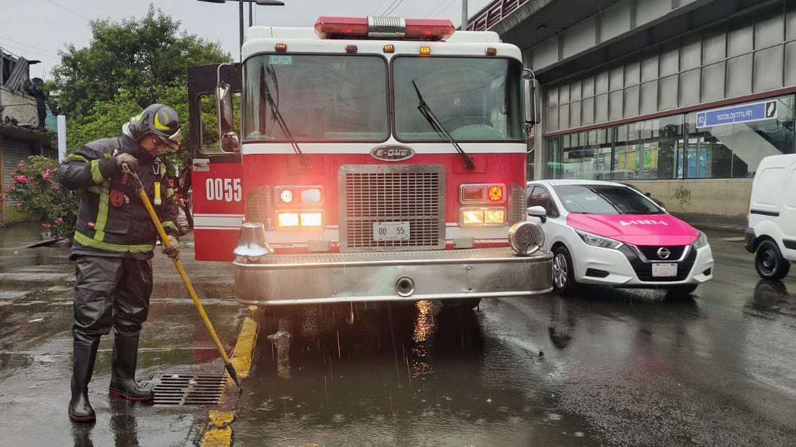 Las precipitaciones superaron la capacidad del drenaje en varios puntos de la capital, obligando a desplegar operativos de emergencia en distintas alcaldías.