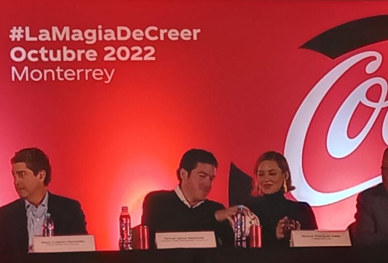 El gobernador y su esposa recibieron una réplica del balón oficial de Qatar 2022, como obsequio para su hija Mariel.