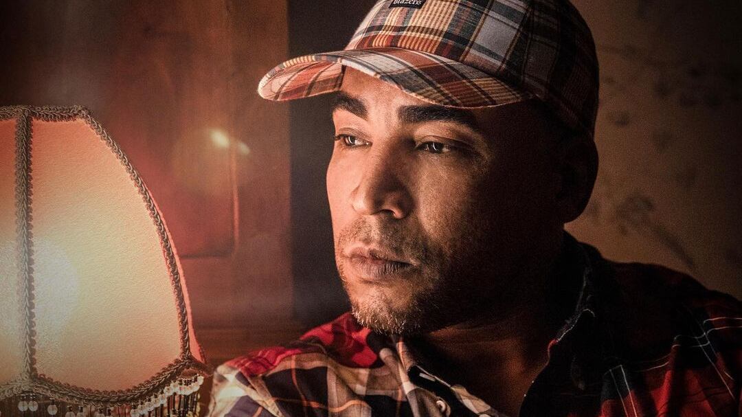 El Rey Don Omar está de vuelta con el tema ‘Sincero’ que remonta los inicios del reggaetón en un tema desgarrador en el que pide perdón.