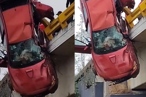 Auto queda colgando de un puente tras perder el control y deja a una mujer sin vida