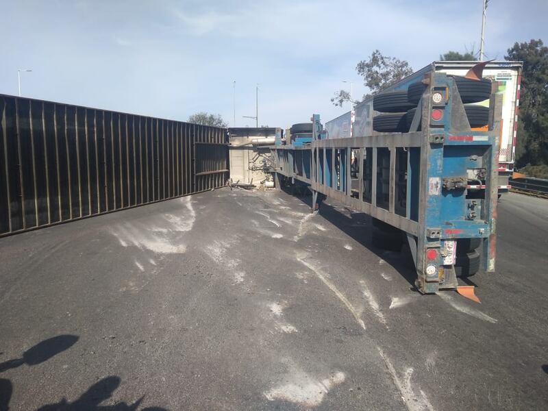 Autoridades tardarán varias horas para remover la unidad y su pesado cargamento.