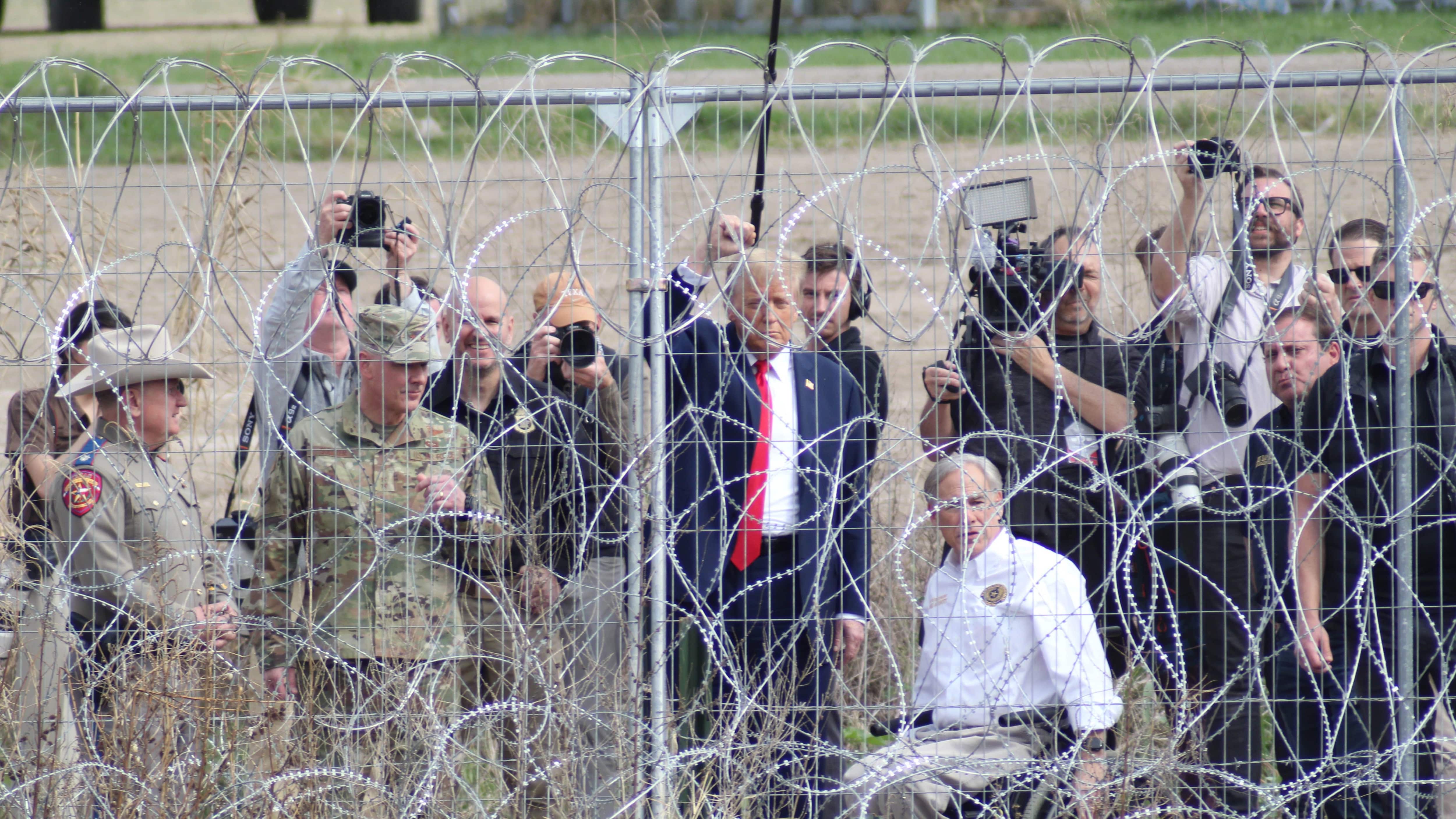 EAGLE PASS, ESTADO UNIDOS, 29FEBRERO2024.- Donald Trump, ex Presidente de los Estados Unidos, y Greg Abbott, gobernador de Texas, recorrieron la ribera del Río Bravo, la cual actualmente se encuentra con una densa malla de alambres de púas para impedir el ingreso de migrantes, ahí el presidencial halago la política migratoria de esta entidad. FOTO: CUARTOSCURO.COM