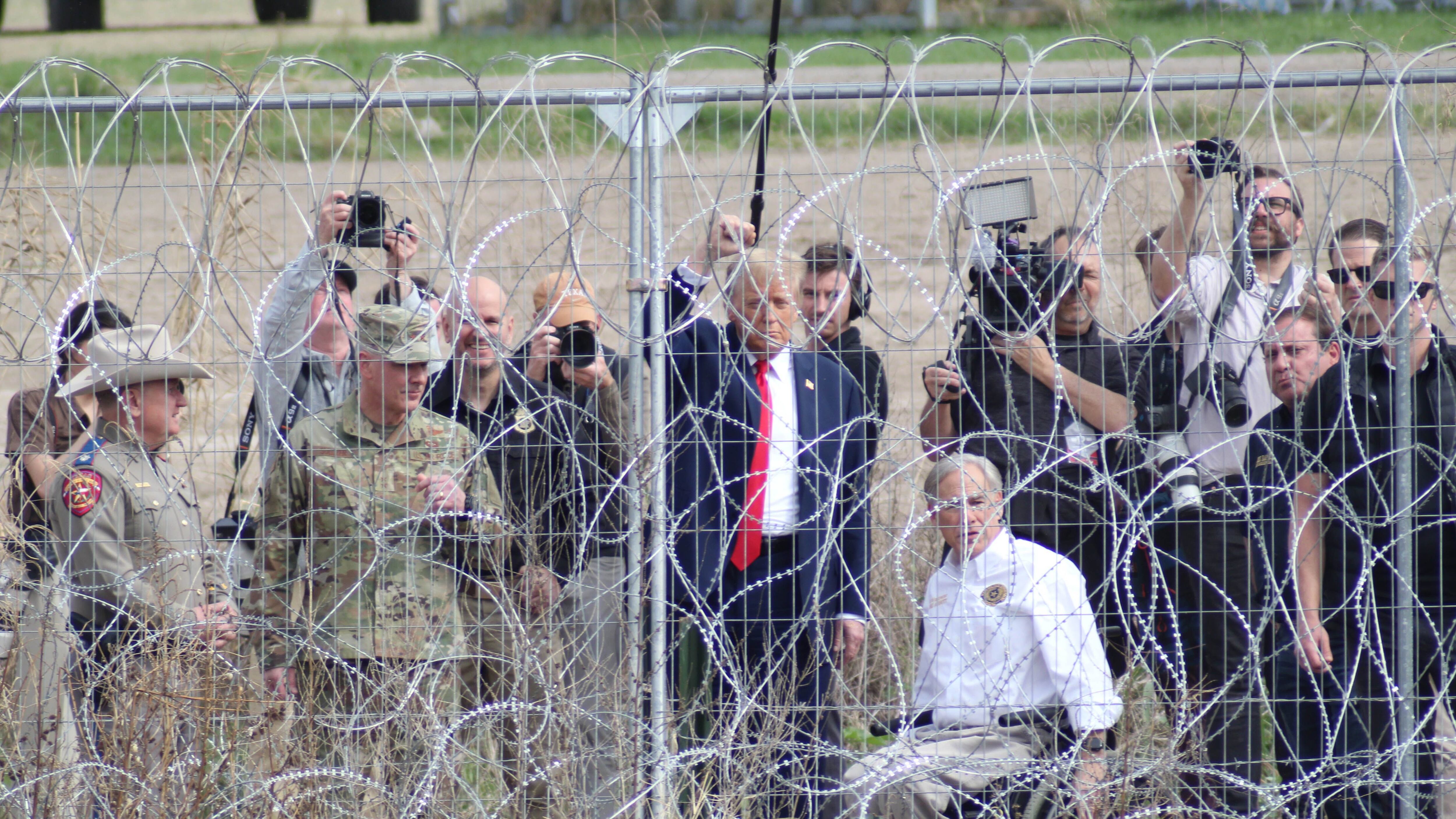 EAGLE PASS, ESTADO UNIDOS, 29FEBRERO2024.- Donald Trump, ex Presidente de los Estados Unidos, y Greg Abbott, gobernador de Texas, recorrieron la ribera del Río Bravo, la cual actualmente se encuentra con una densa malla de alambres de púas para impedir el ingreso de migrantes, ahí el presidencial halago la política migratoria de esta entidad. FOTO: CUARTOSCURO.COM