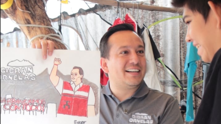 Edgar compartió con el regidor algunas de sus obras, incluyendo un dibujo del morenista.