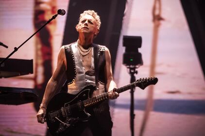 David Gahan, Martin Lee Gore y Andrew John Fletcher contagiaron a sus fanáticos con la energía de su gira ‘Memento Mori World Tour’, en la cual sorprendieron con temas como “Enjoy The Silence”, “Walking On My Shoes”, entre otros.