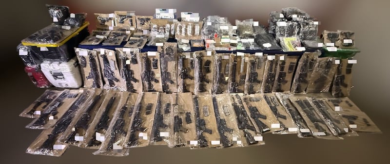 SSC Quintana Roo realiza histórico aseguramiento de armamento; detiene a dos personas en Zona Norte