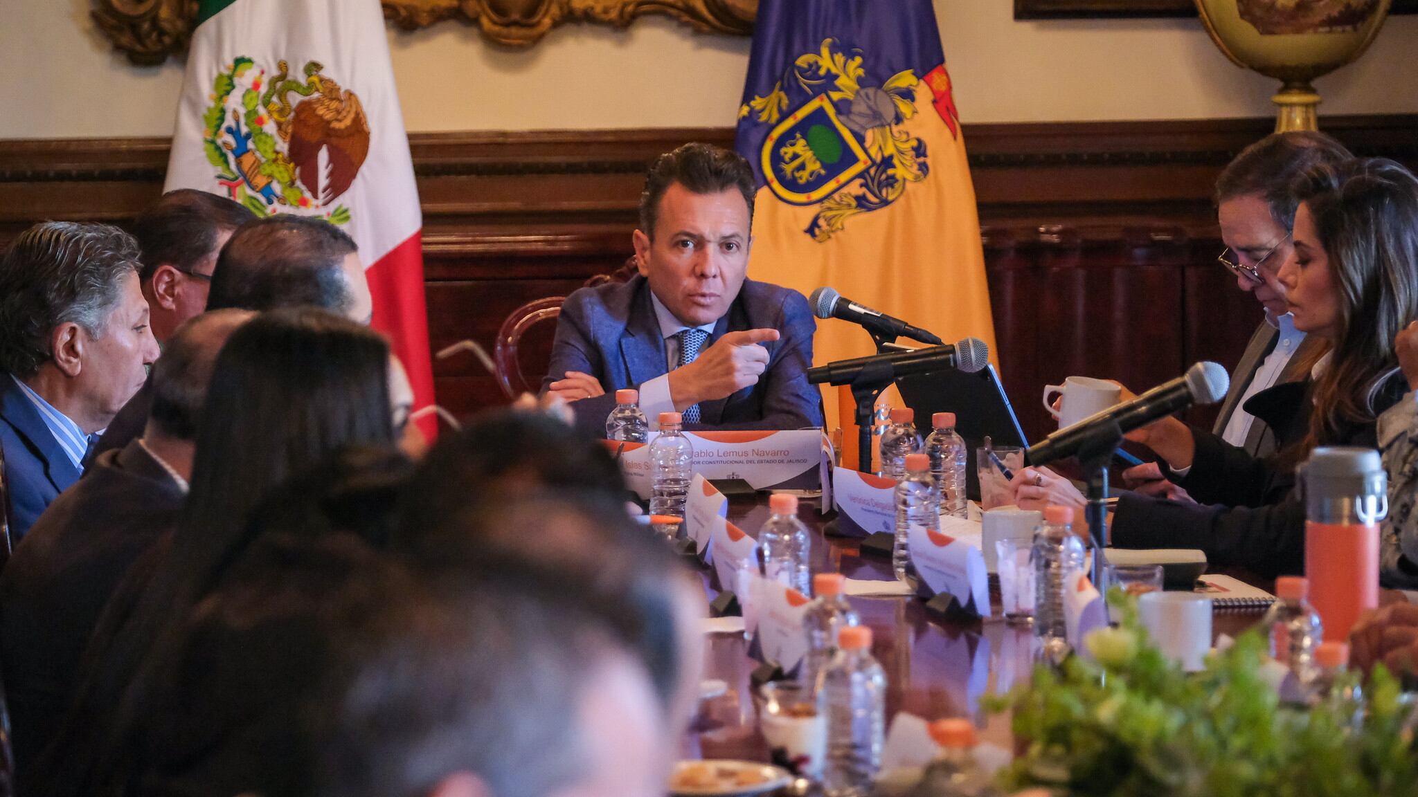 El gobernador de Jalisco, Pablo Lemus Navarro, instaló este miércoles la Mesa Metropolitana de Seguridad, un espacio de diálogo y coordinación entre el gobierno estatal y los municipios metropolitanos en beneficio de la ciudadanía y su protección.