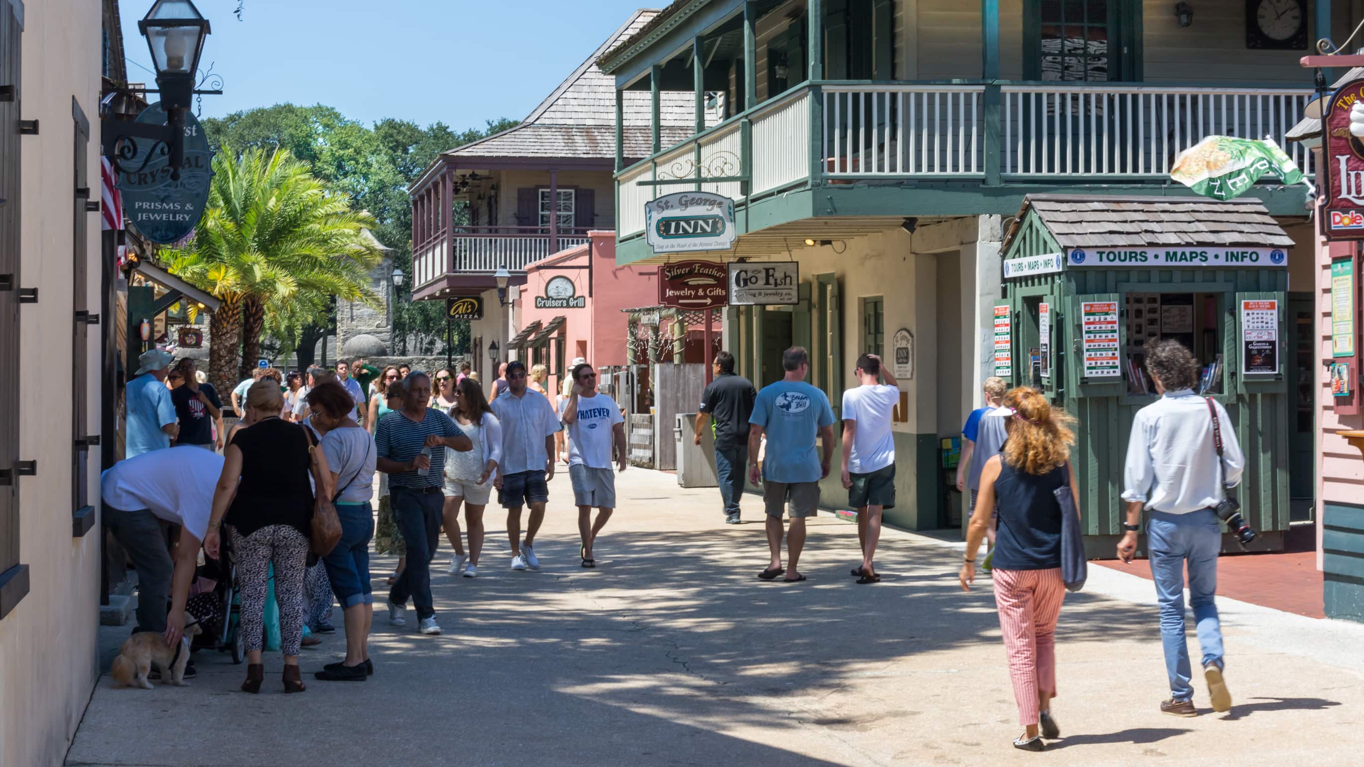 Explora la mágica St. Augustine. A solo dos horas de Orlando, esta histórica ciudad costera ofrece rica historia, calles adoquinadas, arquitectura colonial y deliciosa gastronomía