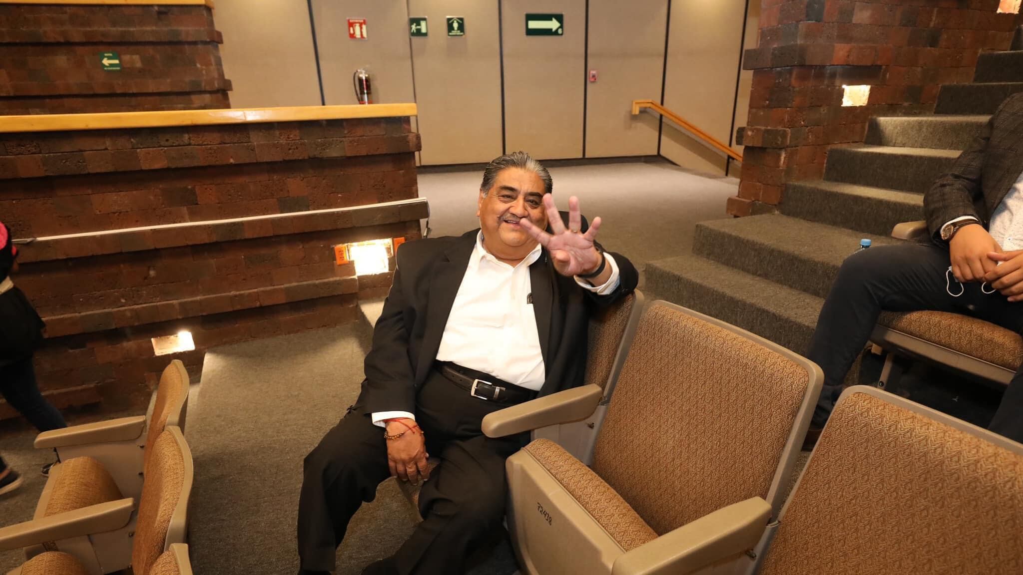 Diputado de Morena lamenta burlas por caída de pantalones