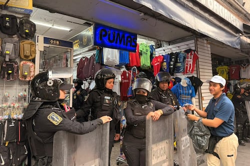 Explota mercado negro previo al Mundial 2026: autoridades irrumpen en el Centro Histórico por piratería