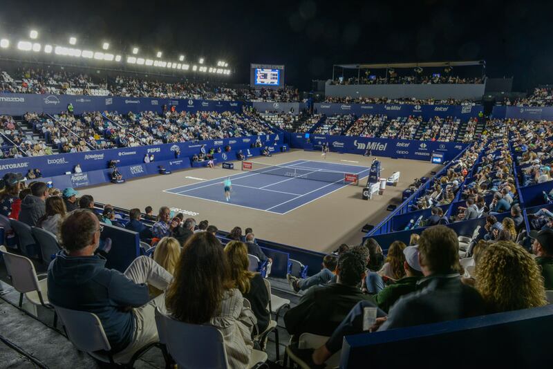 ¡Emoción desbordante en la final de singles del Abierto de Los Cabos! El enfrentamiento épico entre Jordan Thompson y Casper Ruud cautivó a los asistentes, brindando un espectáculo inolvidable y consolidándose como uno de los mejores momentos en la historia del torneo.