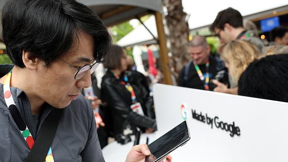 Los miembros de los medios de comunicación inspeccionan el nuevo teléfono plegable Google Pixel durante la conferencia de desarrolladores de Google I/O en el Anfiteatro Shoreline el 10 de mayo de 2023 en Mountain View, California. Google celebró su conferencia anual de desarrolladores de Google I/O donde presentó el nuevo teléfono plegable. (Foto de Justin Sullivan/Getty Images)