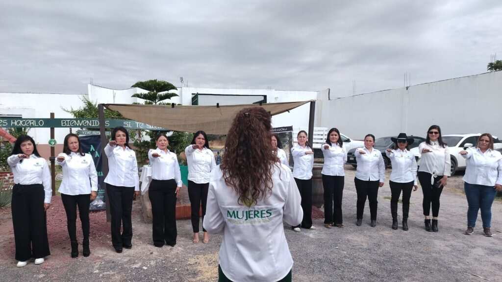 Se agrupan 24 mujeres de distintas marcas de mezcal guanajuatense.