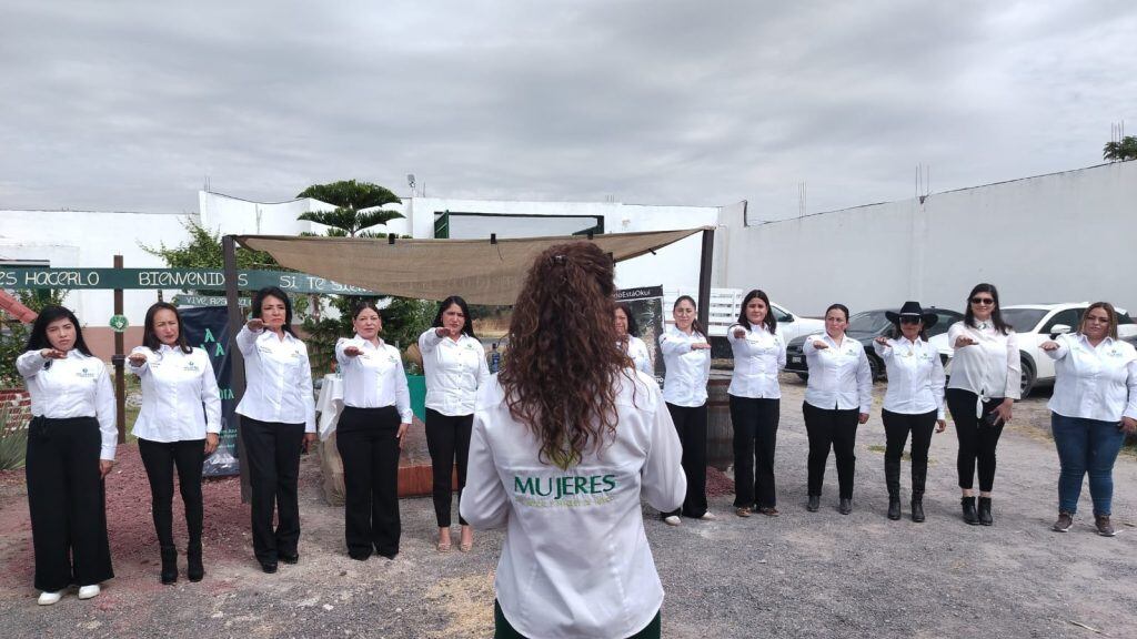 Se agrupan 24 mujeres de distintas marcas de mezcal guanajuatense.