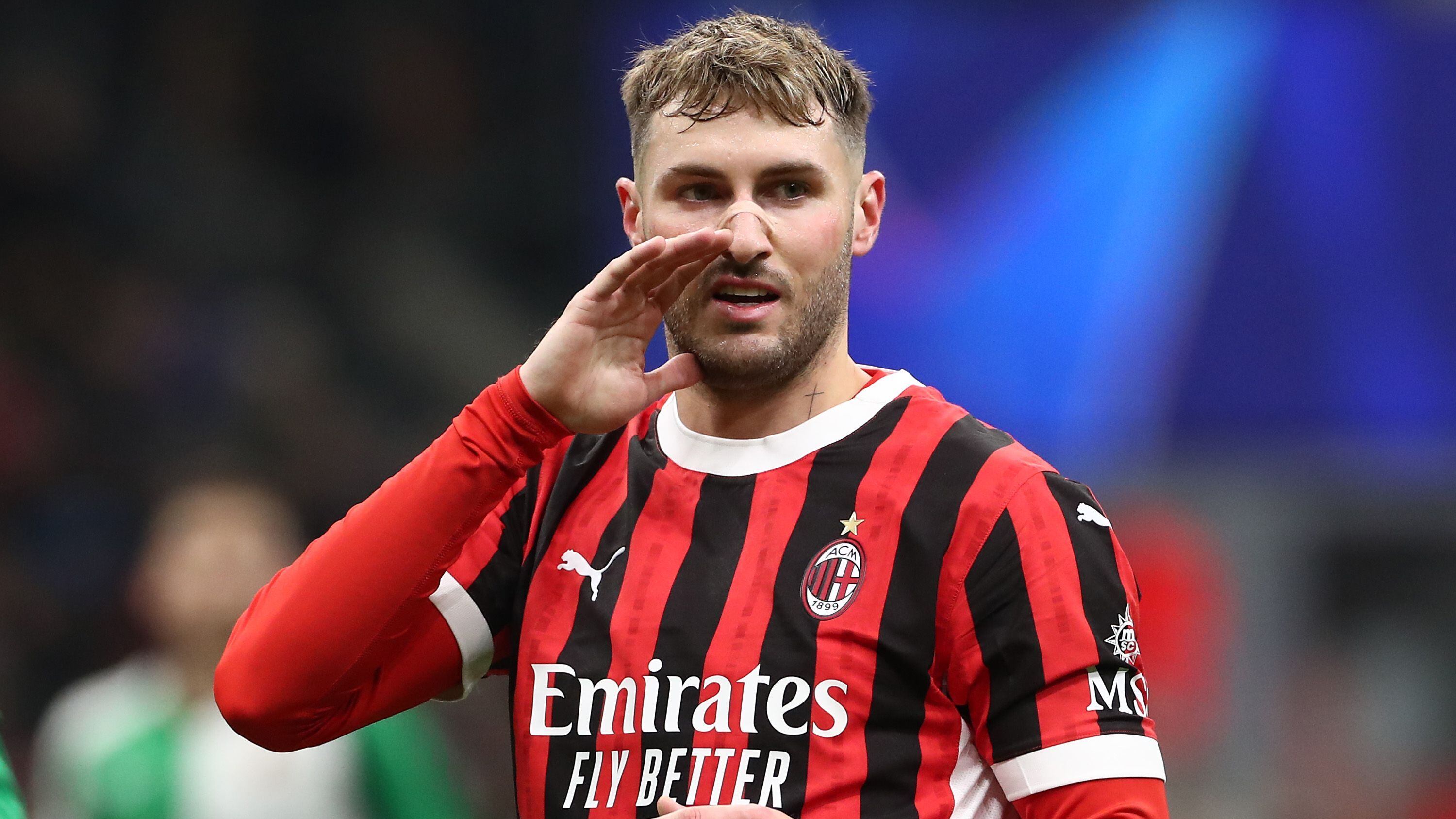 Santiago Giménez falló penal ante Napoli.