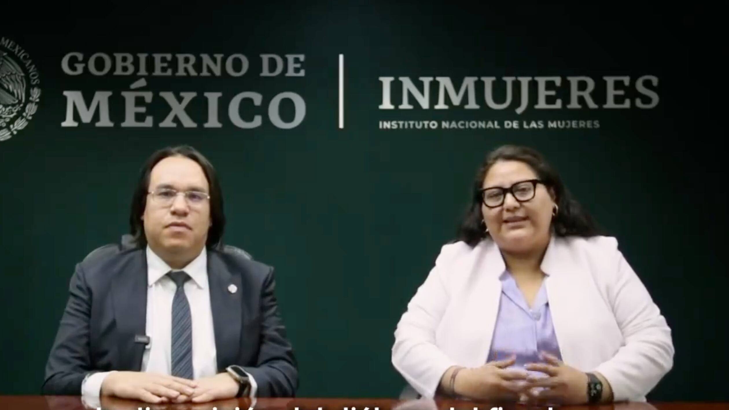 Citlalli Hernández acompañada del fiscal Víctor Antonio de Jesús Hernández.