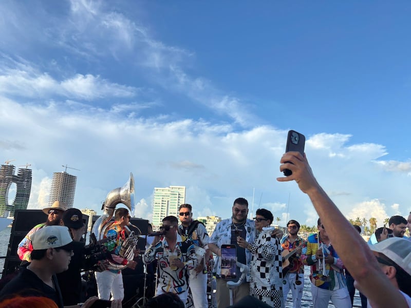 El cantante abre la tercera sucursal de Agustito Sunset