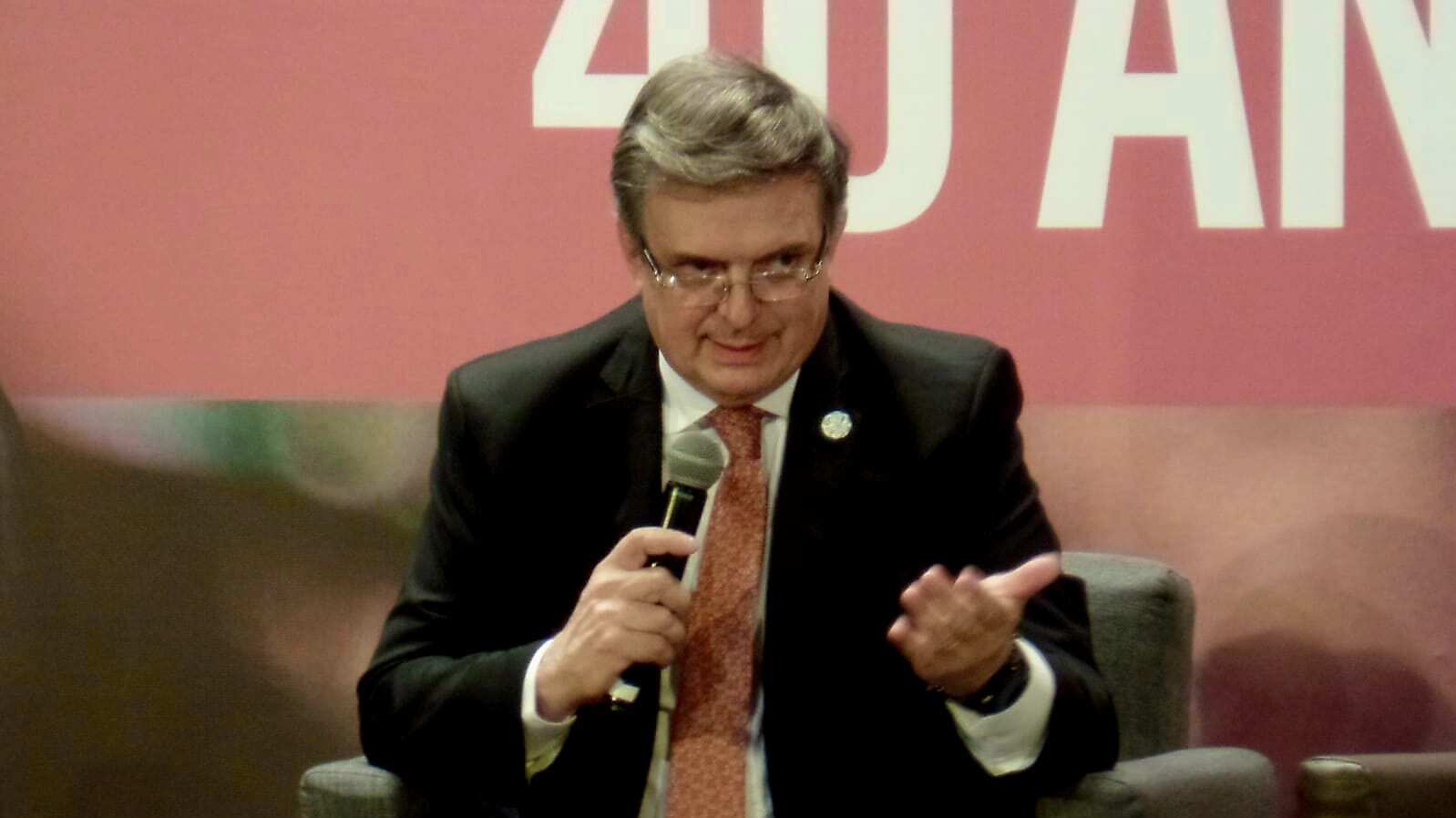 La abuela del canciller, a quien llamaba "mamá grande" tiene un papel importante en el libro "El camino de México".