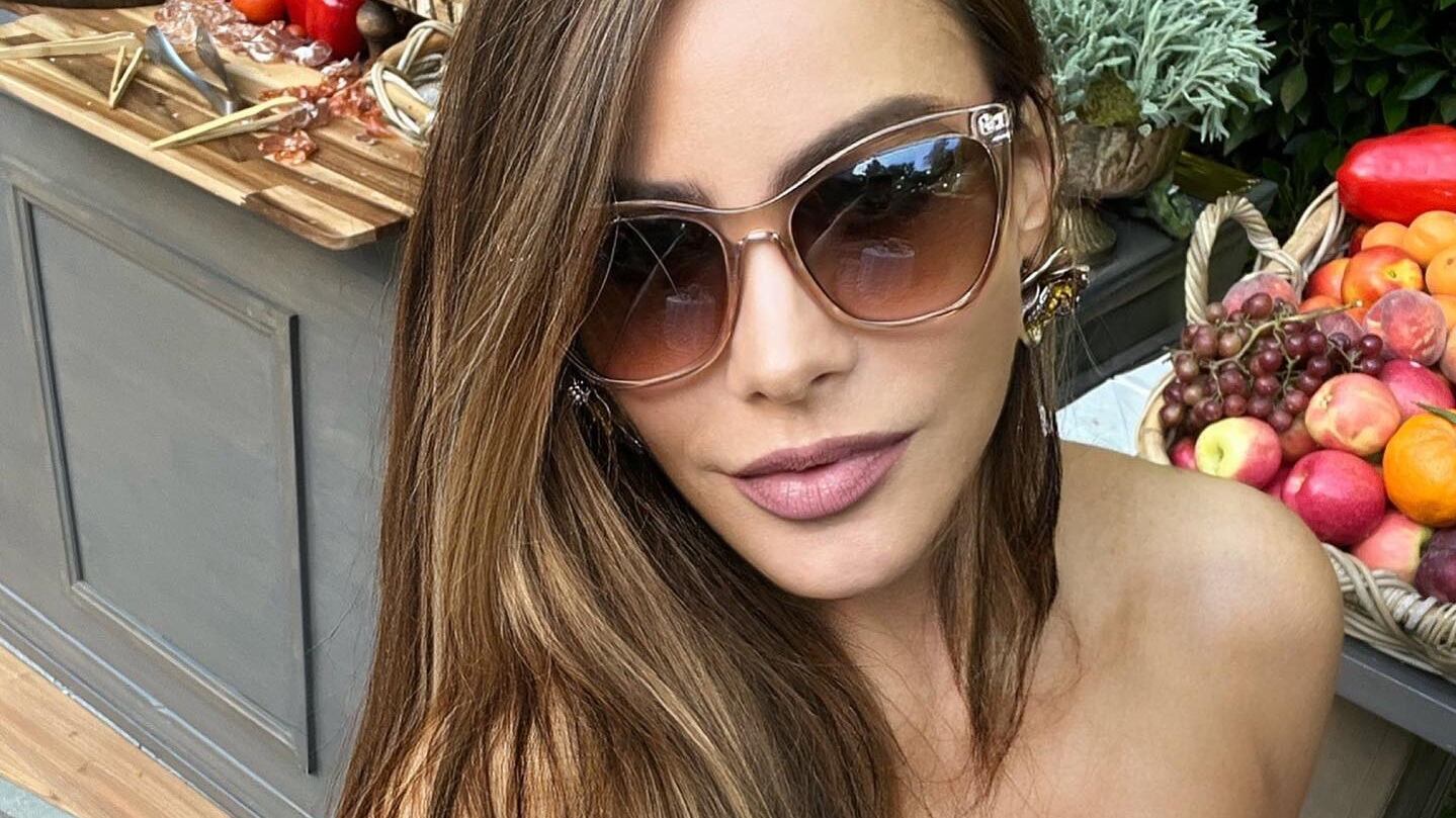 La actriz y modelo colombiana dejó ver sus curvas a sus casi 50 años