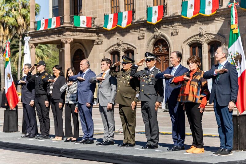 García encabezó este lunes la ceremonia por el Día de la Bandera en la Explanada de los Héroes.