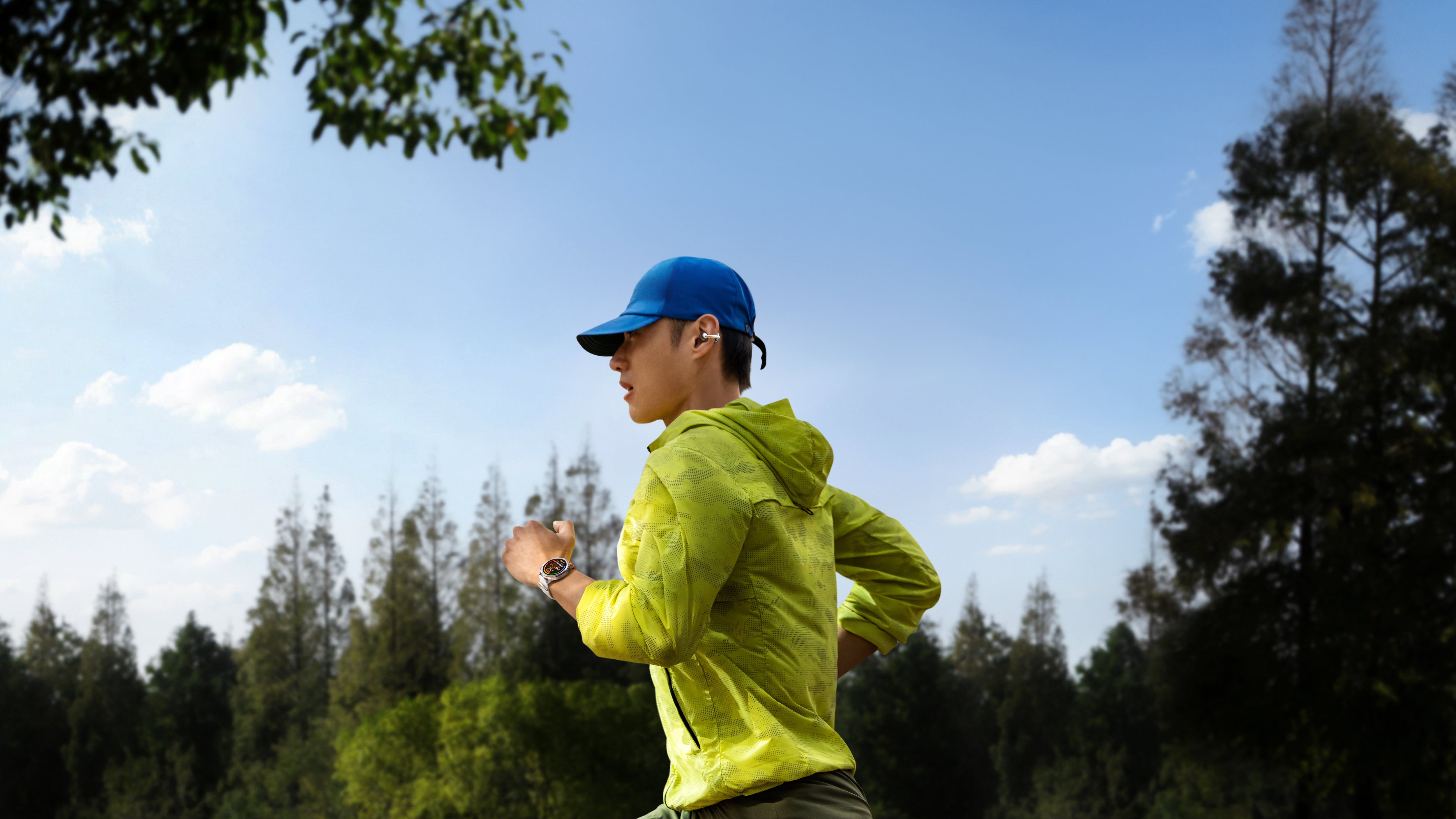 Ligero y preciso, este smartwatch acompaña a corredores de todos los niveles con planes de entrenamiento con IA. Su modo Maratón Inteligente lo convierten en un verdadero coach digital para mejorar tu desempeño en cada carrera