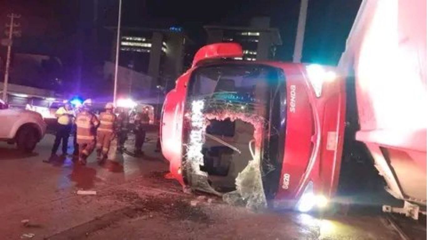 Autobús es embestido por tren y deja 26 heridos