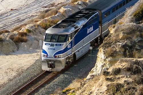 Tren con 100 personas a bordo choca con camión en Texas, Estados Unidos ¿Cuál es el estado de los pasajeros?
