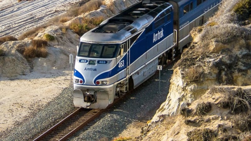 Tren con 100 personas a bordo choca con camión en Texas, Estados Unidos ¿Cuál es el estado de los pasajeros?