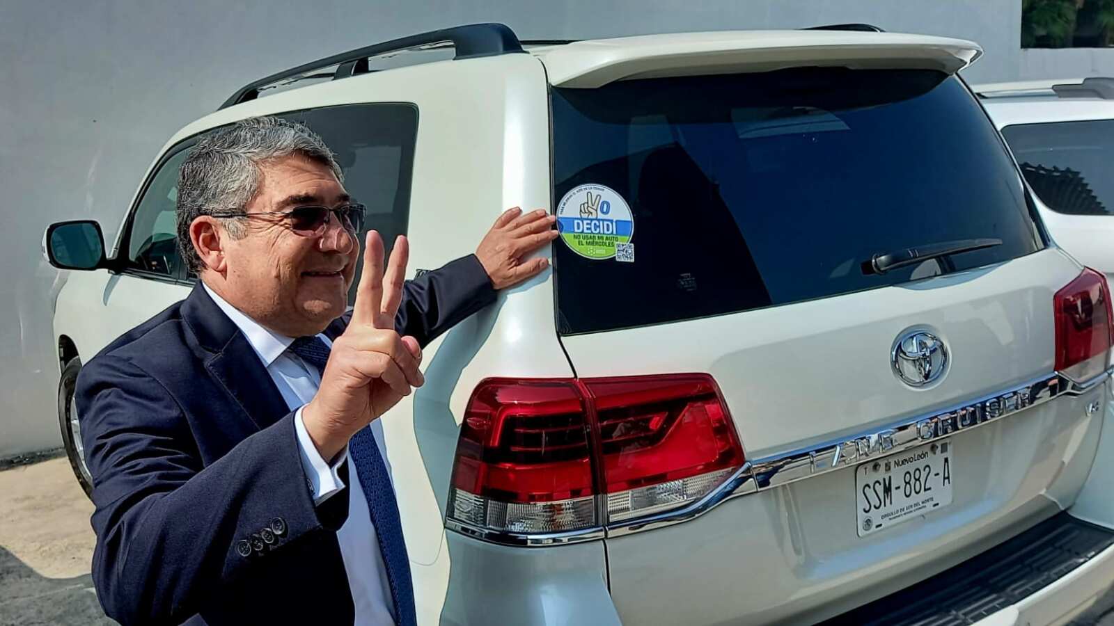 Javier Arteaga Gutiérrez fue el primero en pegar la calca en su camioneta.