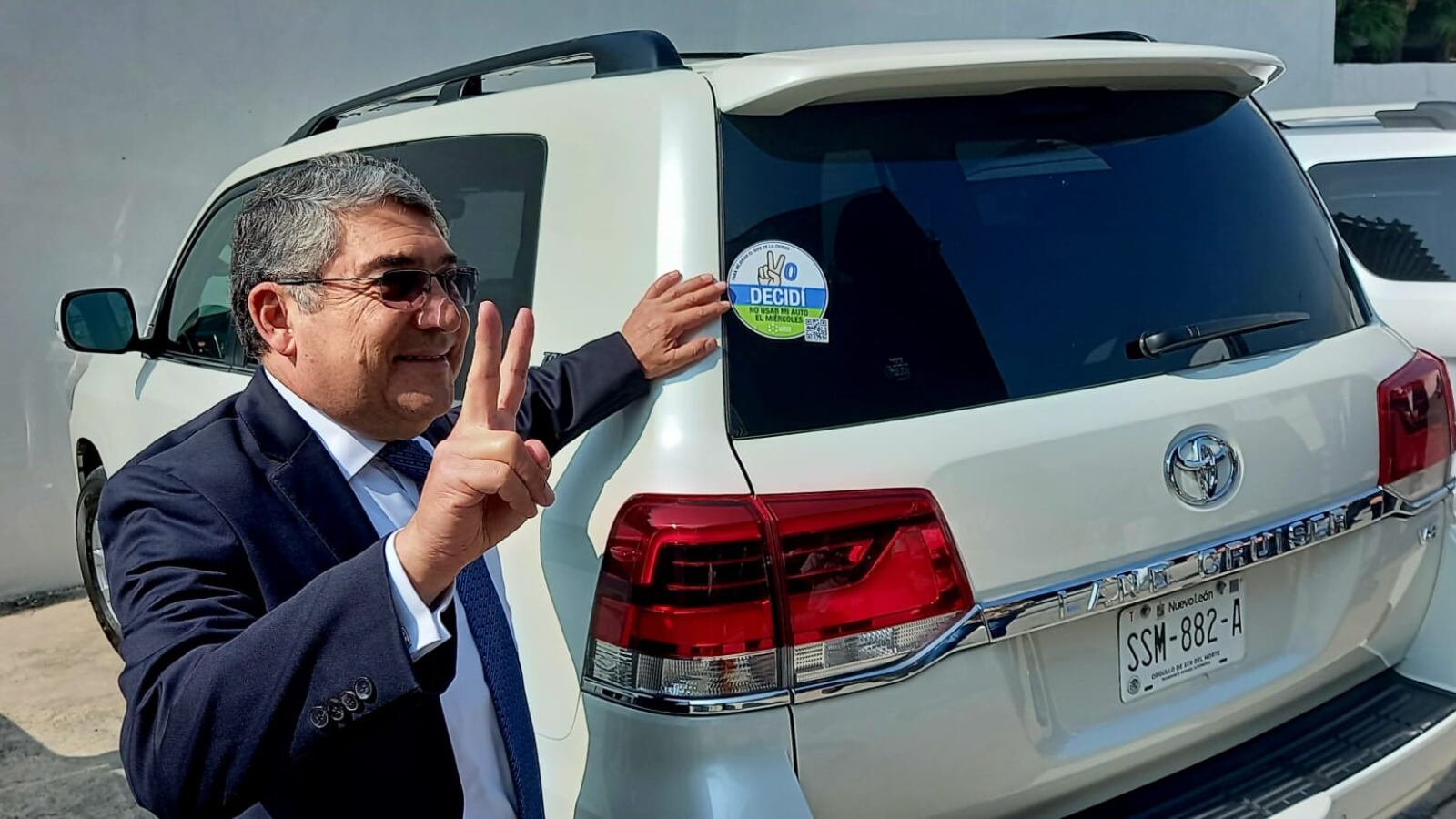 Javier Arteaga Gutiérrez fue el primero en pegar la calca en su camioneta.