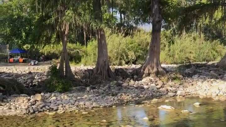 El río presenta agua limpia, cristalina y luce muy atractivo.