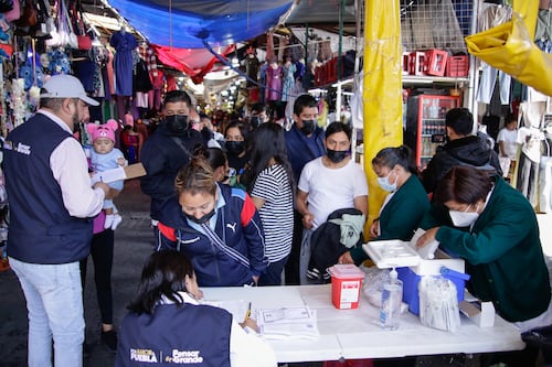 Vacunación masiva en mercado Hidalgo por brote de sarampión; no descartan uso de cubreboca